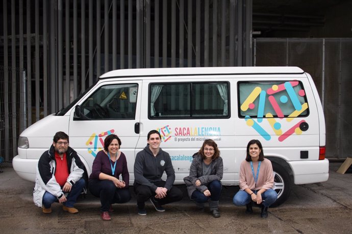 La furgoneta del proyecto 'Saca la Lengua' de 'la Caixa'