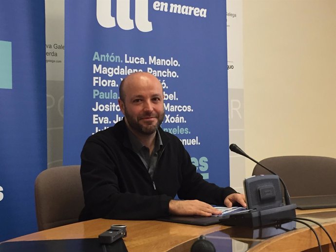 El portavoz parlamentario de En Marea, Luís Villares, en la rueda de prensa