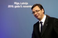 Vucic dice que Serbia está comprometida con la UE pero que quiere mejorar la relación con Rusia