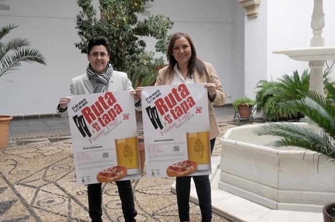 Carrillo (izda.) y Muñoz posan con el cartel del evento