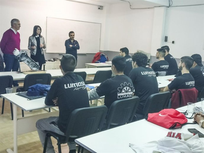 La diputada Carmen Belén López y el alcalde de Huércal, visitando a los alumnos.