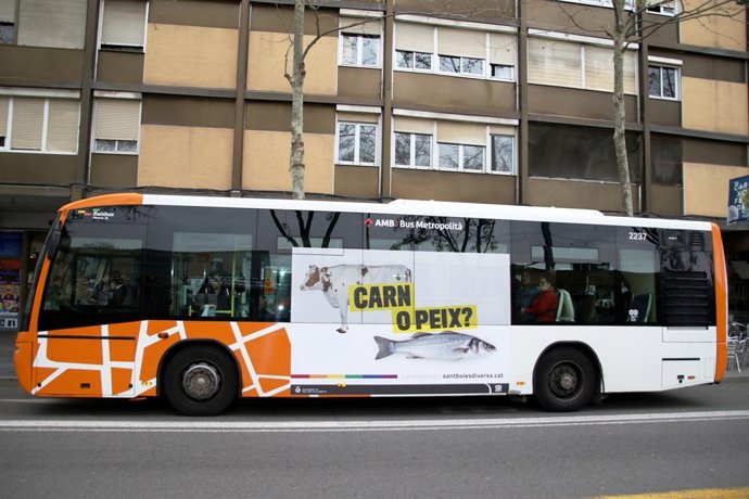 El autobús circulará con una imagen de una campaña contra la homofobia