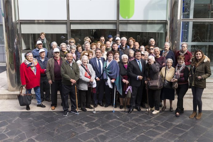 Revilla con los visitantes del Club de Mayores