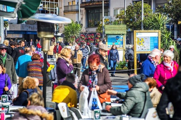 Turistas visitantes mayores Torremolinos plaza afluencia viajeros turismo