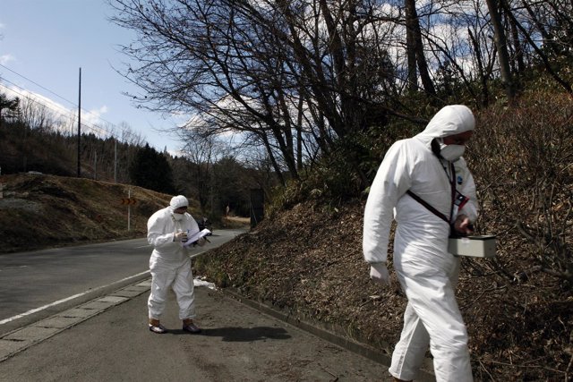 Dos operarios supervisan la zona tras el tsunami de Fukushima