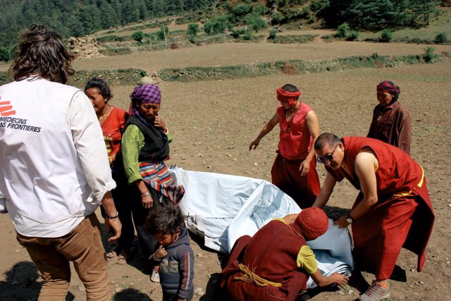 Nepalíes y cooperantes tras el terremoto