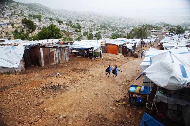 Dos niños en un campamento para refugiados en Haití