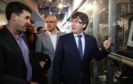 El president  Carles Puigdemont i l'conseller Raül Romeva en el MIT de Boston