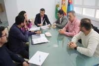 El alcalde de La Rinconada apoya a la plantilla de Alestis y pide "diálogo" a la empresa ante el ERE anunciado