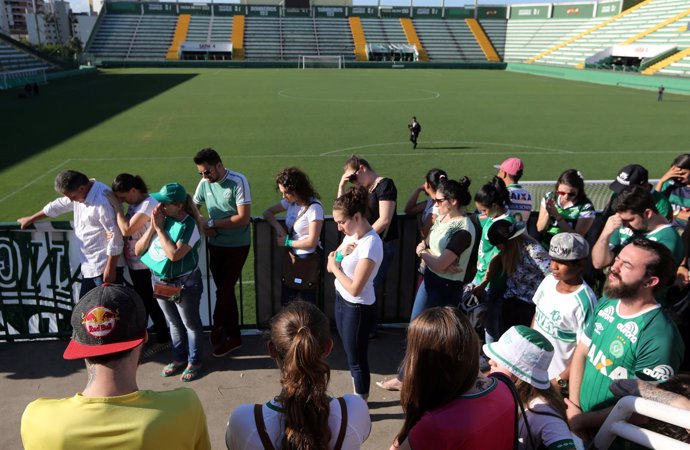 Los seguidores del Chapecoense rezan en el estadio del club