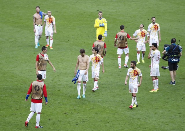 La selección española abandona en el césped de Saint-Denis tras caer ante Italia