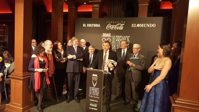 Méndez de Vigo entrega el Valle-Inclán a Ernesto Caballero, director del CDN