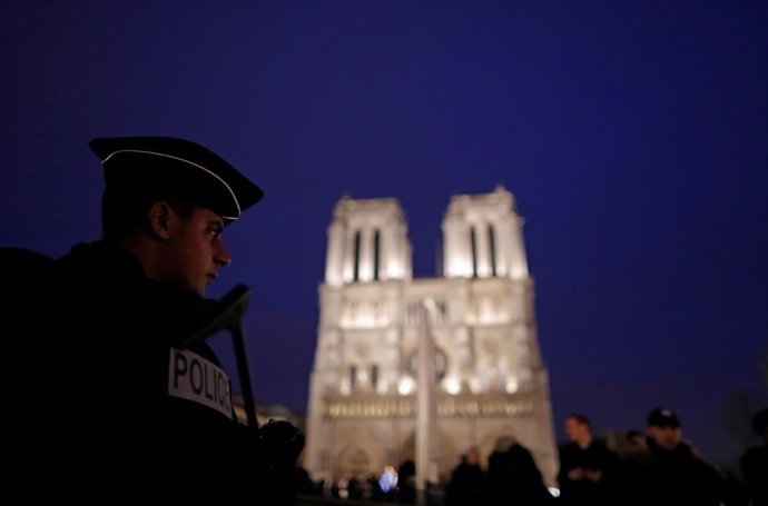 Un policía francés ante la catedral de Notre Dame
