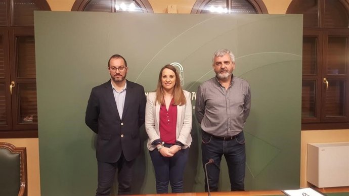 Ruiz, entre Luque (izda.) y Torán, durante la presentación de 'Marzo a escena'