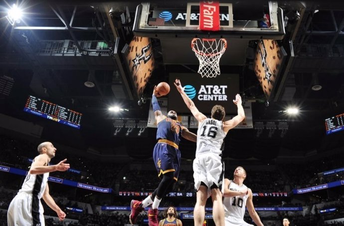 Pau Gasol y LeBron James en el Spurs - Cavaliers