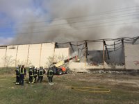 Bomberos siguen trabajando en la extinción del incendio de una nave de Getafe, que ya está controlado