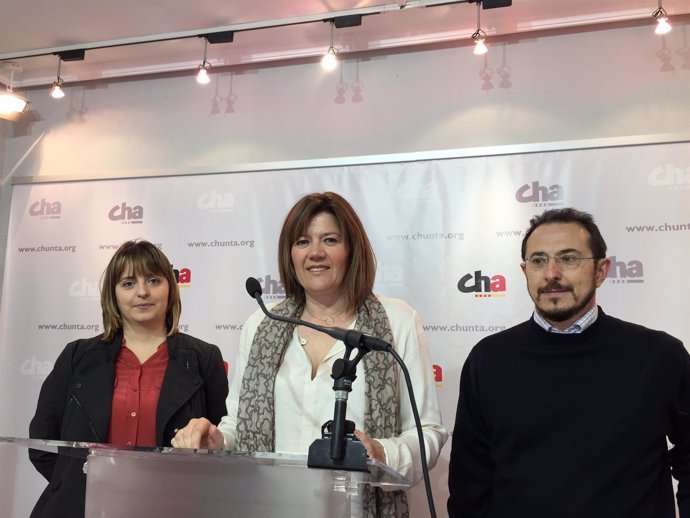 Ruth Pina, Carmen Martínez y Miguel Martínez Tomey este martes en la sede de CHA