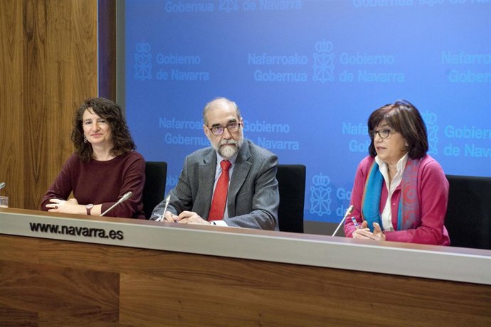 Mª José Pérez Jarauta, el consejero Domínguez y Nieves Ascunce.