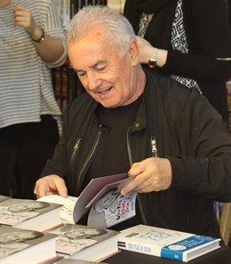 Victor Manuel firma libros