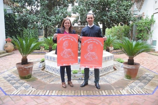 Carrillo y Ansio posan con el cartel