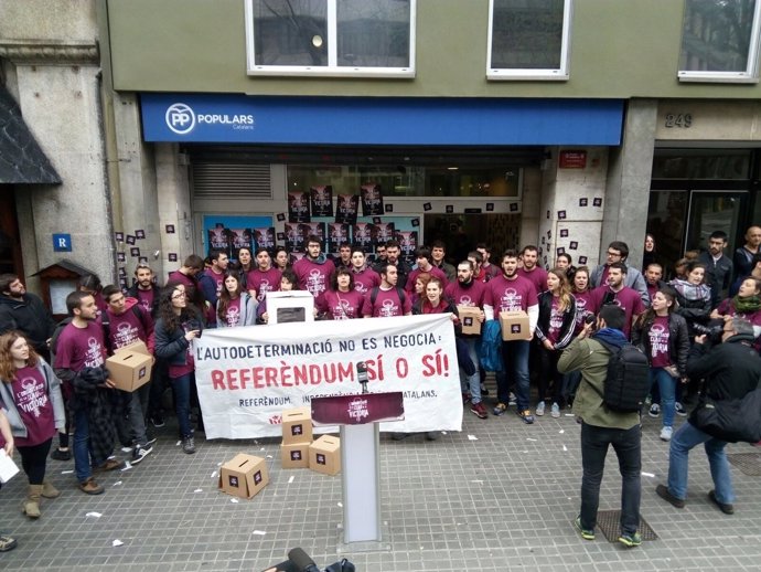 Manifestación de Arran a la puerta de la sede del PP