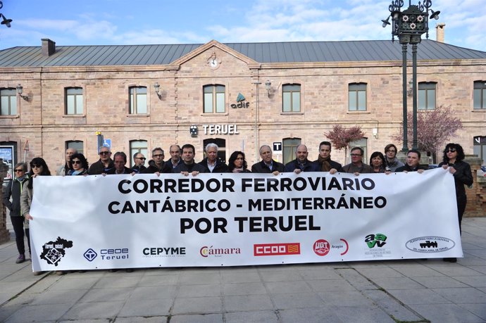 La pancarta presidirá la movilización por el ferrocarril este sábado en Teruel