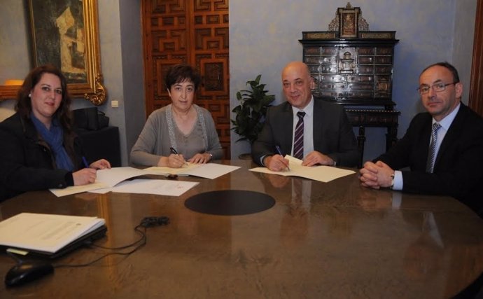Antonio Ruiz (centro) firma los convenios