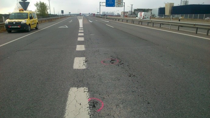 Desperfectos que muestra el firme de la Autovía del Ebro.