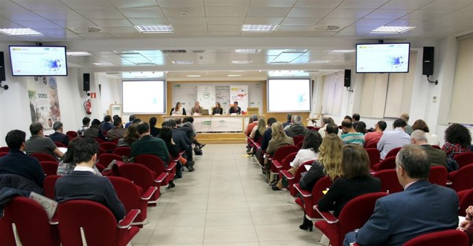 Má de un centenar de empresas, en una jornada de Extenda en Sevilla.