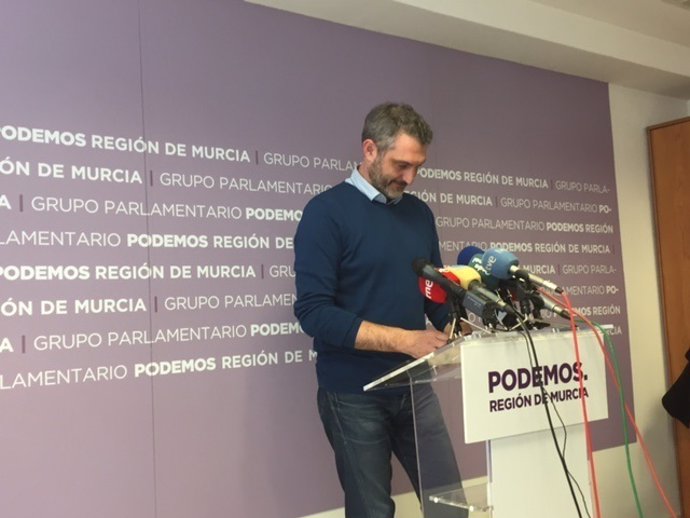 Urralburu en rueda de prensa en Grupo Asamblea