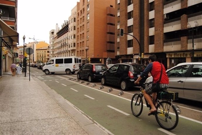 Ciclista En Un Carril Bici De Zaragoza
