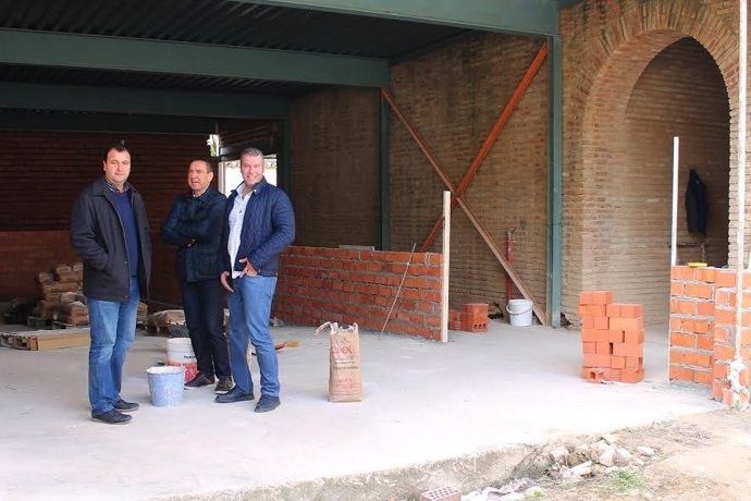 Granados (dcha.) visita el inicio de las obras