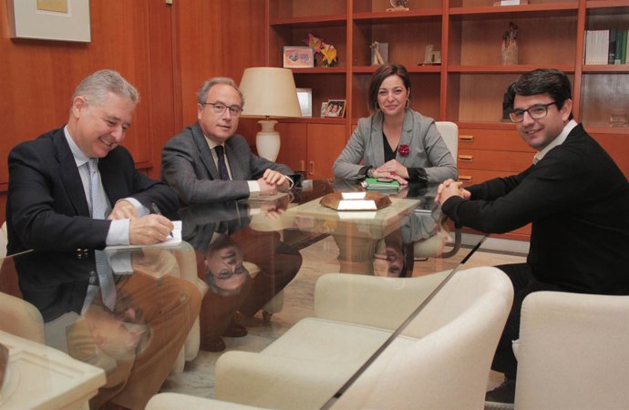 Reunión de la alcaldesa y el edil de Turismo con CECO