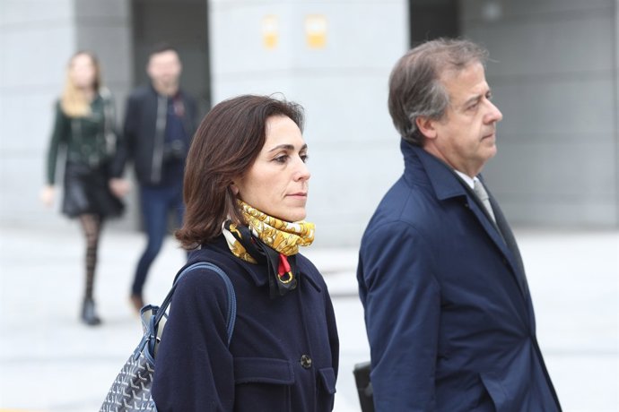 Mireia Pujol Ferrusola, acompanyada del seu advocat, després de declarar en l'Au