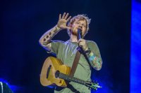 Encarcelada una mujer por escuchar en bucle a Ed Sheeran a todo volumen