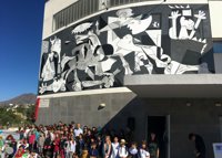 La Ruta de Murales de Estepona suma una obra que conmemora el 80 aniversario del 'Gernica' de Picasso