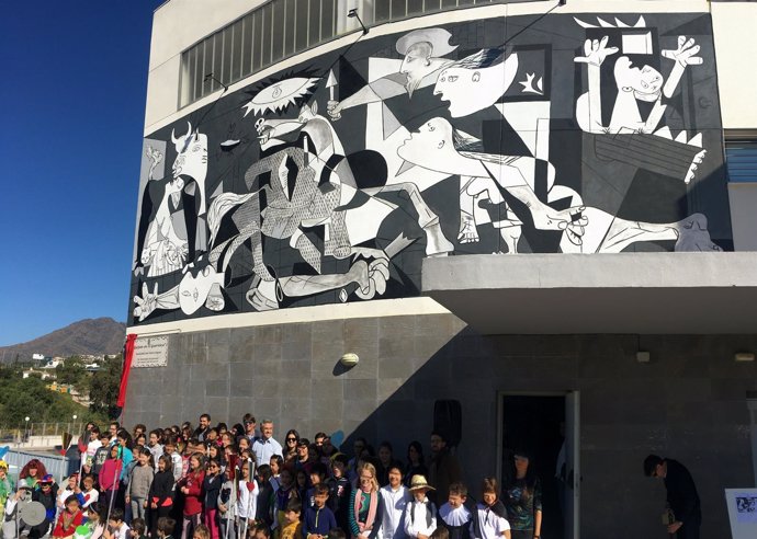 Guernica revisión curro leyton estepona mural artístico arte Gernika picasso
