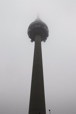 Torrespaña, conocida como el pirulí, amanece con niebla