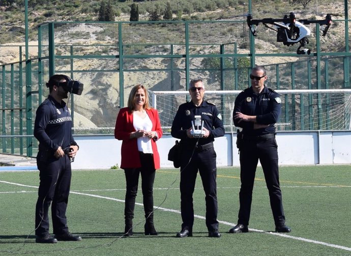 Agentes de la Policía Local hacen un vuelo de demostración con el dron
