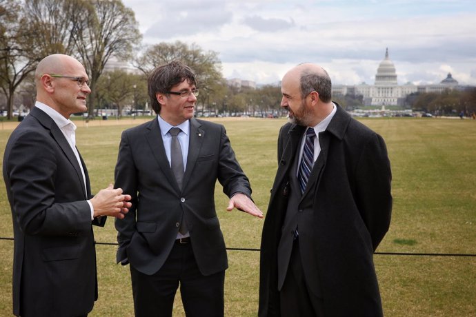 Conseller R.Romeva, pte.Generalitat C.Puigdemont, M.Mason(Smithsonian Folklife)