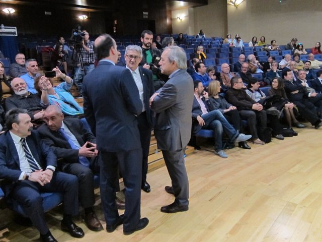 López (derecha) conversa con el rector y el presidente de la Cámara de Comercio.