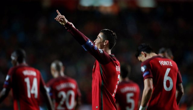 Cristiano Ronaldo celebra con Da Luz su doblete con Portugal