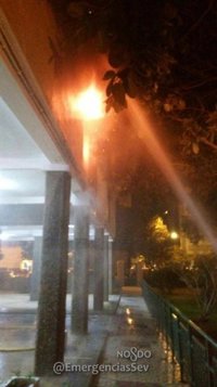 Una anciana afectada y un perro fallecido tras el incendio de una vivienda en Sevilla capital