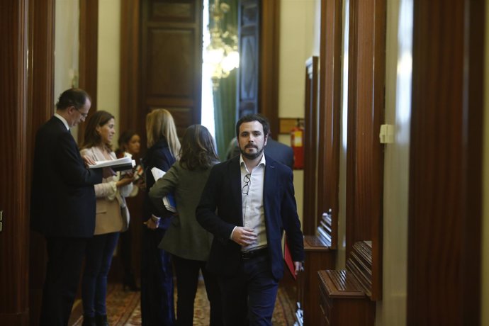 Alberto Garzón en los pasillos del Congreso