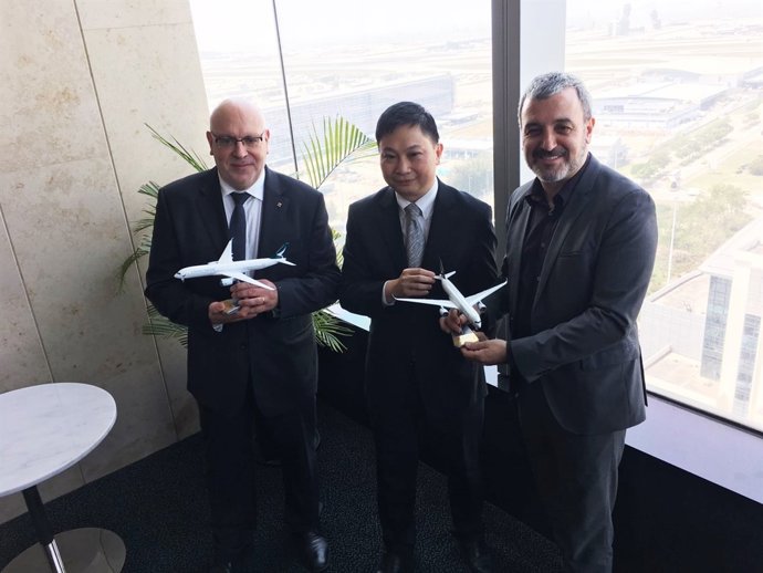 L'conseller J.Baiget, un representant de Cathay Pacific i J.Collboni
