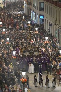Alcalde de Málaga pide a comerciantes y hosteleros que apaguen los luminosos de las calles por donde pasan los tronos