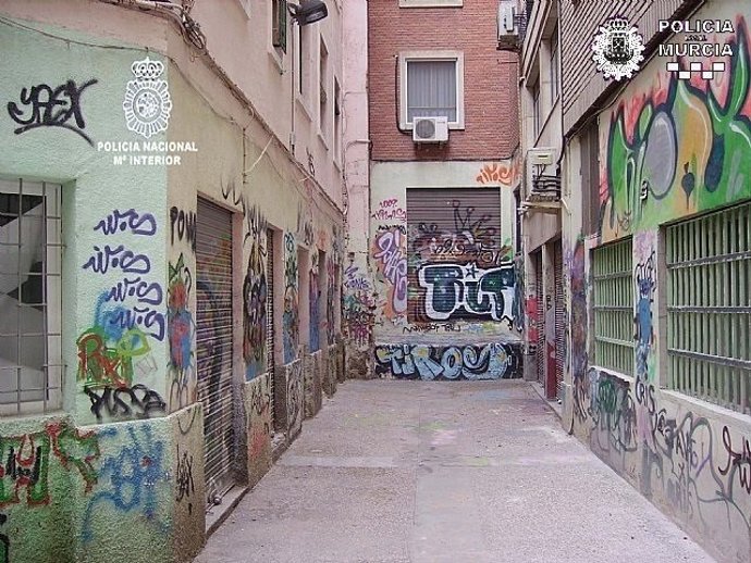 Identifican a un menor como autor de numerosos grafitis