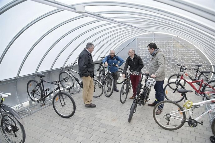 Visita de los miembros del Ayuntamiento al parking cubierto para bicis