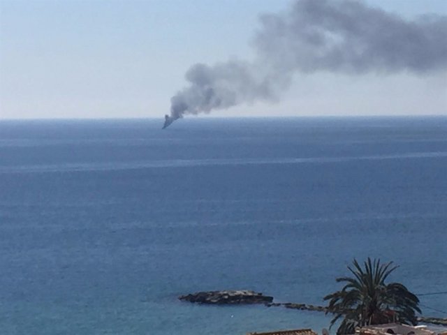La humareda del incendio de la barca vista de la Vila Joiosa