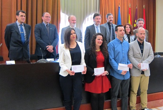 Entrega de becas a estudiantes, Becas Fertilidad Roca, Mesa  del Castillo